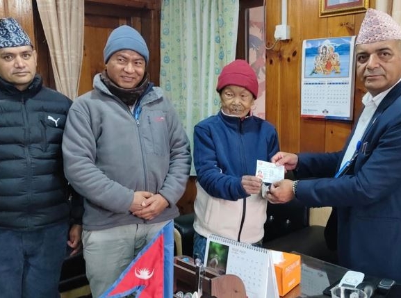 बोल्न नसक्ने वृद्धालाई नागरिकता प्रदान