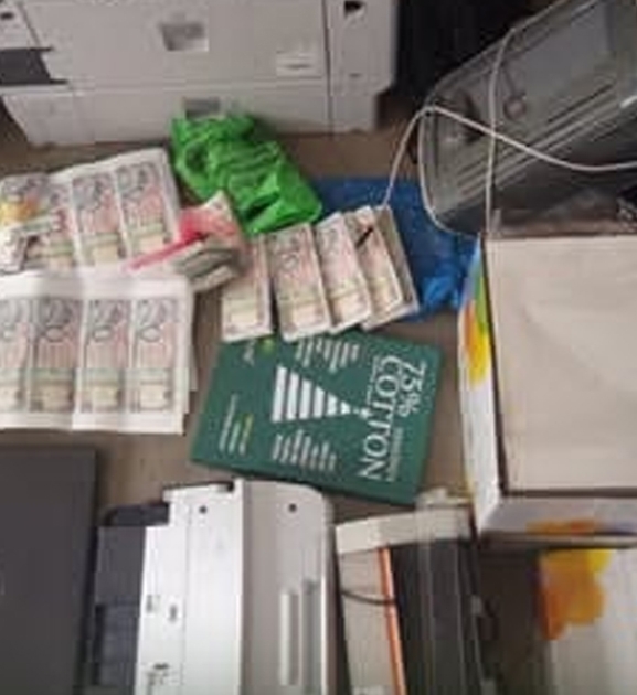 ६ लाख २२ हजार नक्कली नेपाली रुपैयाँ र मेसिनसहित ६ जना पक्राउ
