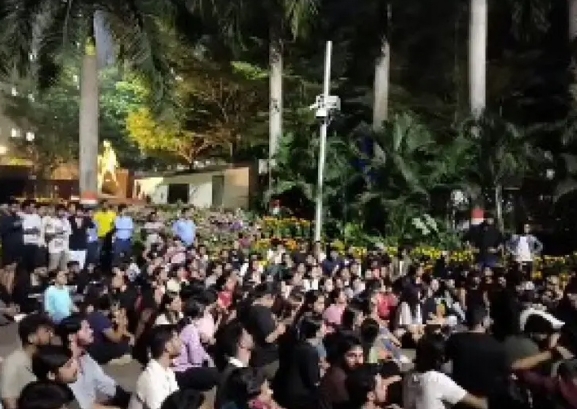 भारतमा अध्ययनरत नेपाली विद्यार्थीको शंकास्पद मृत्यु, विद्यार्थीहरूद्वारा विश्वविद्यालय अगाडि प्रदर्शन