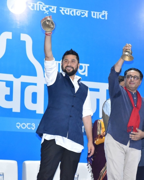 राइट न लेफ्ट : मध्यमार्गमा रास्वपा