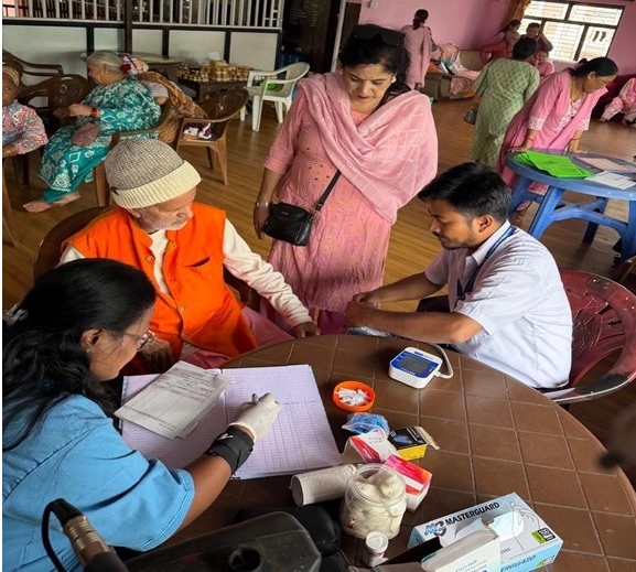 ५१ ज्येष्ठ नागरिकको निःशुल्क स्वास्थ्य परीक्षण र औषधि वितरण
