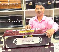 हार्मोनियमभित्र सुर खोज्दै विमल