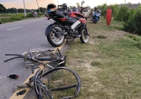 सिरहामा मोटरसाइकल र साइकल ठोक्किँदा ३ जनाको  मृत्यु