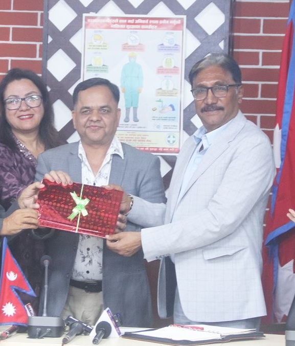विज्ञ टोलीद्वारा श्रम आप्रवासन नीतिको मस्यौदा हस्तान्तरण