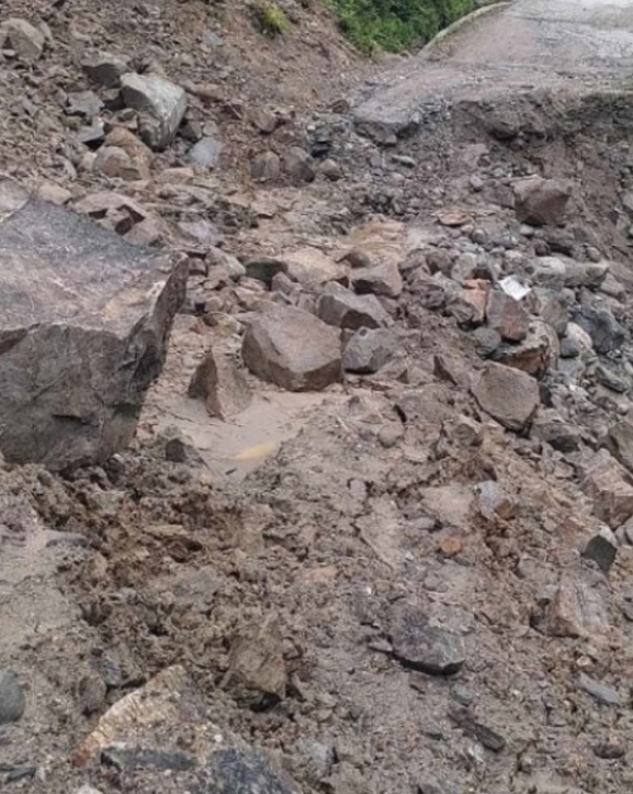 कोशी राजमार्गको हुङ्गुङ खण्डमा ठूलो पहिरो, तीन दिनदेखि आवागमन पूर्ण रूपमा ठप्प