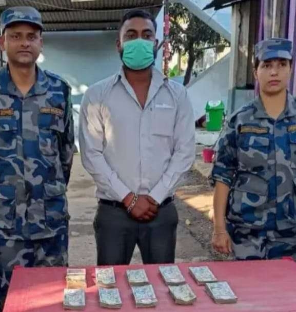 स्रोत नखुलेको १० लाख रुपैयाँसहित एक युवक पक्राउ
