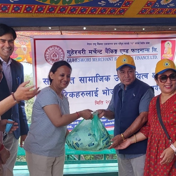 गुहेश्वरी मर्चेण्टद्वारा सामूहिक भोजन सम्पन्न