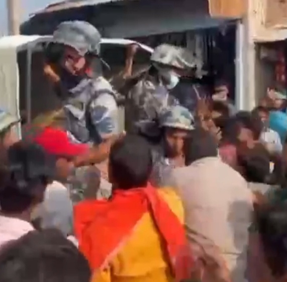 कपिलवस्तुमा मलखाद अभाव: भारतबाट ल्याएको मल सशस्त्रले नियन्त्रणमा लिँदा किसान आक्रोशित