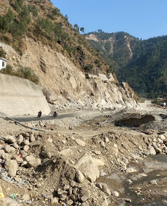 बिपी राजमार्गको रोशी क्षेत्रमा सवारी आवागमन बन्द