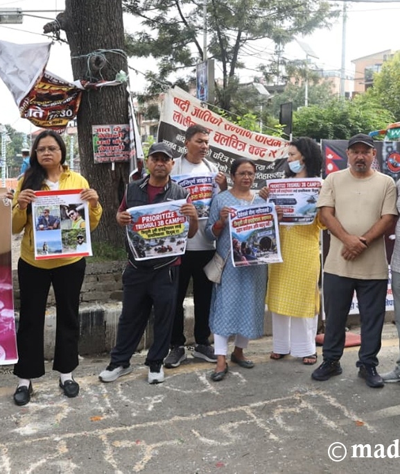 त्रिशूली–३ बी मा फसेकालाई प्राथमिकतामा राखेर उद्धार गर्न माग गर्दै माइतीघरमा प्रदर्शन (तस्बिरहरू)