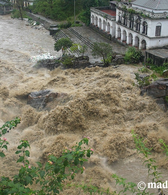 अविरल वर्षाले चोभार गल्छीमा पानीको बहाव बढ्यो (तस्बिरहरू)