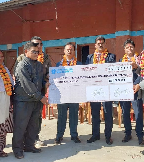 नेपाल एसबिआईद्वारा विद्यार्थीलाई सामग्री वितरण
