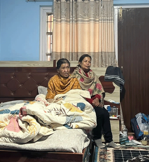 रविलक्ष्मीको स्वास्थ्य अवस्था बुझ्न डल्लु पुगे ‘प्रचण्ड’ र नेपाल