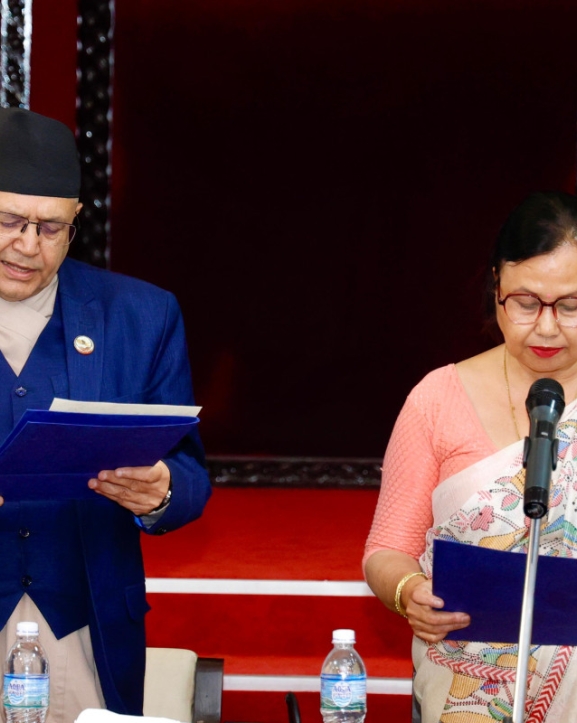 राज्य व्यवस्था तथा सुशासन समिति सभापति न्यौपानेद्वारा शपथ ग्रहण