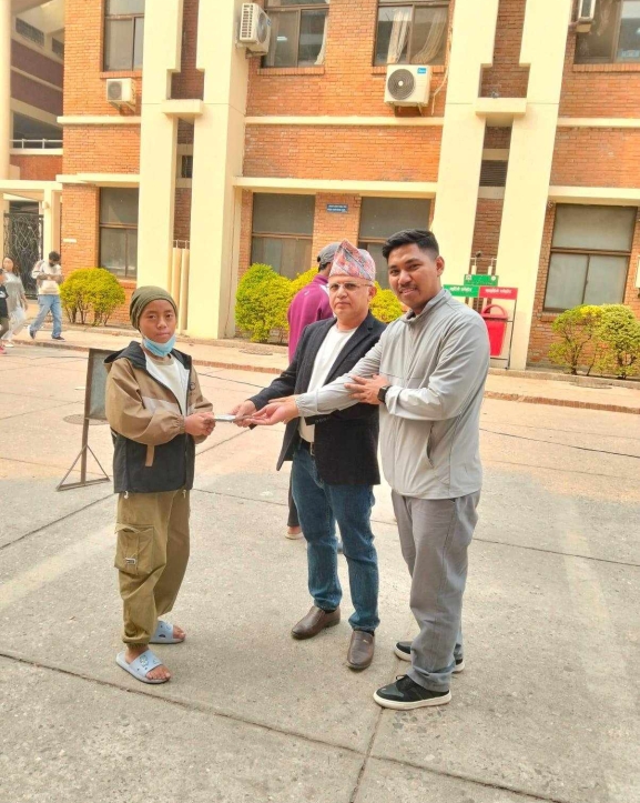 हरिनास गाउँपालिका इकाई कतारद्वारा बिरामीलाई नगद सहयोग