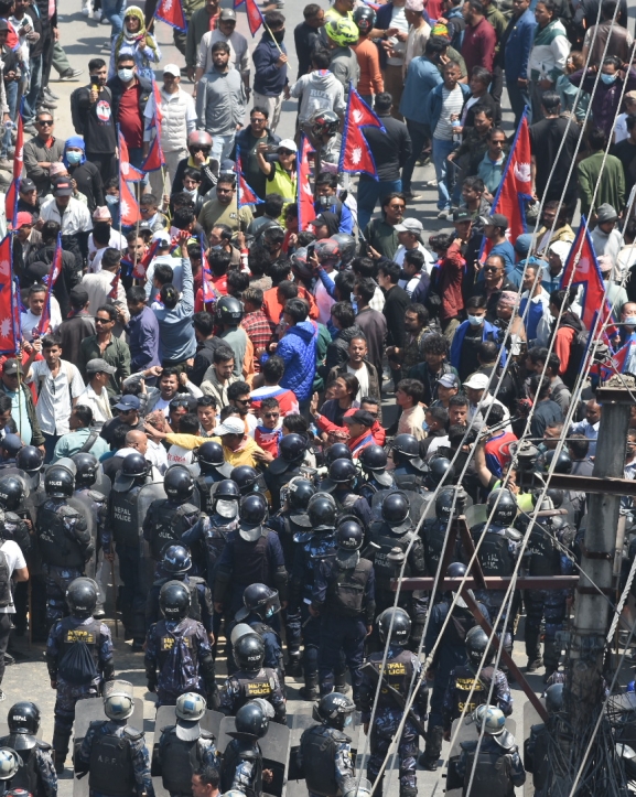 राजावादीको प्रदर्शनमा प्रहरीद्वारा अश्रुग्यास प्रहार