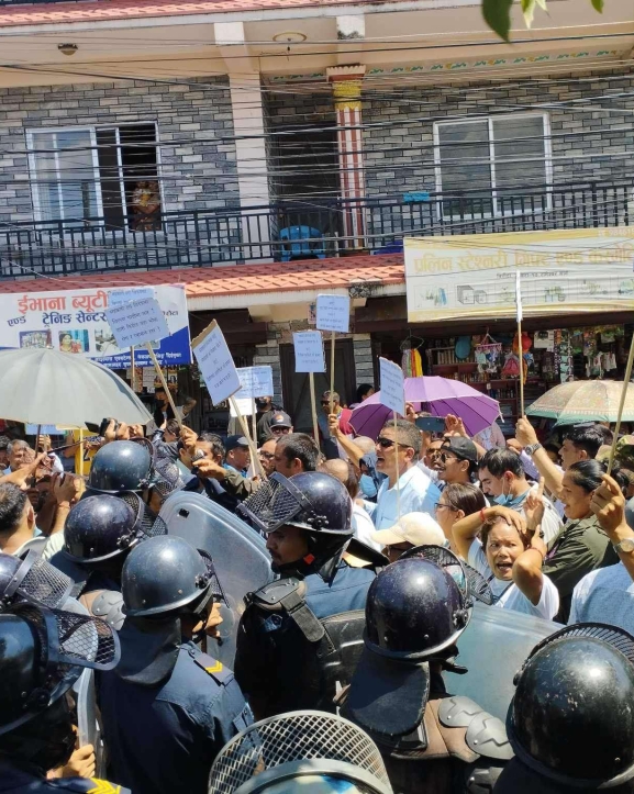 पोखरामा सहकारी पीडितको नाराबाजी, रवि लामिछानेलाई कालो झण्डा