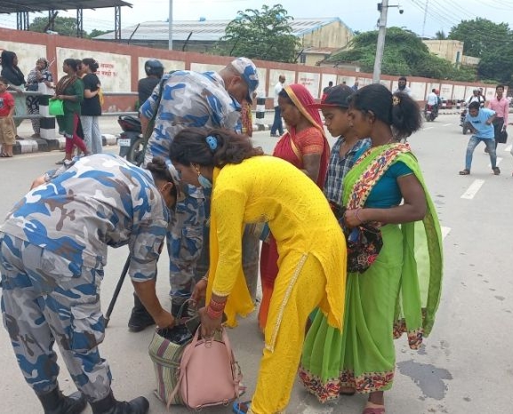भन्सार नाकामा दिनहुँ तनाव : प्रहरी र स्थानीयबीच झोला तानातान