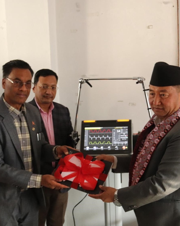 मुख्यमन्त्री लामाद्वारा चन्द्रागिरि नगर अस्पताललाई ‘भेन्टिलेटर’ हस्तान्तरण