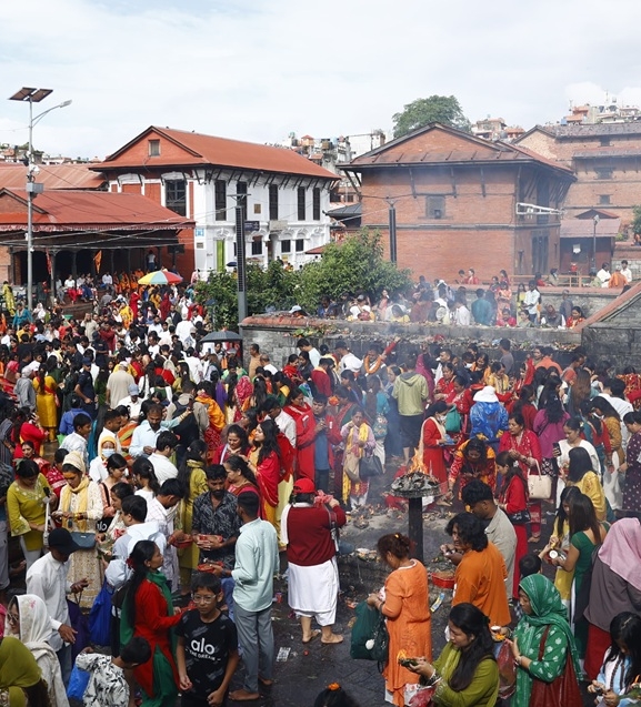 साउनको अन्तिम सोमबार पशुपतिनाथमा दर्शनार्थीको ओइरो