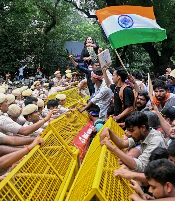 दिल्लीको सडकमा ‘कक्रोच’ विद्रोह : 'प्रश्नपत्र लिक' प्रकरणले हल्लाएको मोदी सत्ता