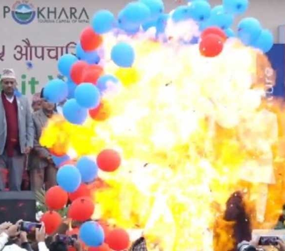 पोखरा भ्रमण वर्षको उद्घाटनमा बेलुन पड्केर अर्थमन्त्री पौडेल र मेयर आचार्य घाइते