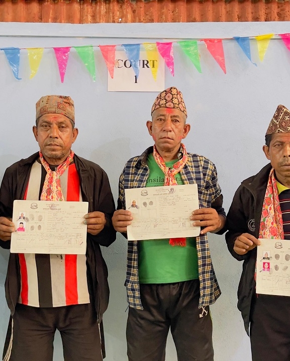 लालपुर्जा पाएपछि धार्चेका भूमिहीन दलित परिवार खुसी