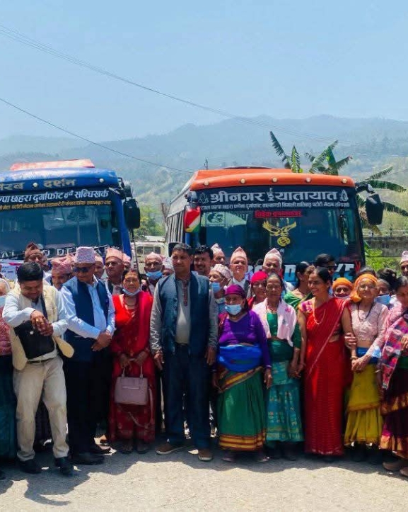 ज्येष्ठ नागरिकलाई लिएर तीर्थ व्रत हिँडे वडाध्यक्ष पौडेल