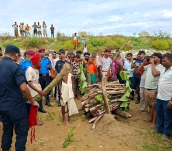 भोटेकोशी बाढी: बेपत्ता प्रहरी हवल्दारको दाहसंस्कार, ७ वर्षीय छोराले कुशको शवमा दिए दागबत्ती