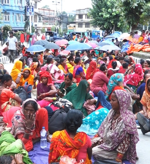 पाँचबुँदे मागसहित माइतीघरमा लघुवित्त पीडितको सामूहिक आमरण अनसन जारी