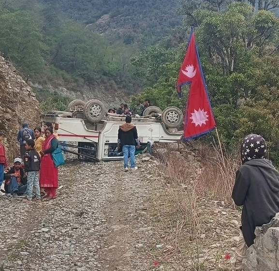 दुुर्घटनामा १ को मृत्यु, १० घाइते