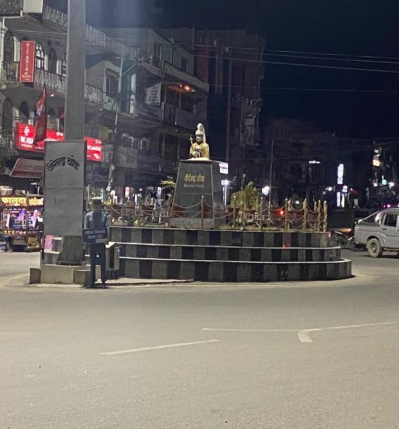 प्रदेश राजधानी सुर्खेतमै छैनन् ट्राफिक लाइटः प्रहरीको इसारा र सिट्टीकै भरमा सवारी