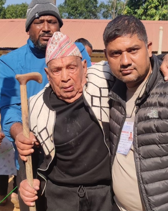 हेटौँडाका १०२ वर्षीय लामिछानेले गरे मतदान