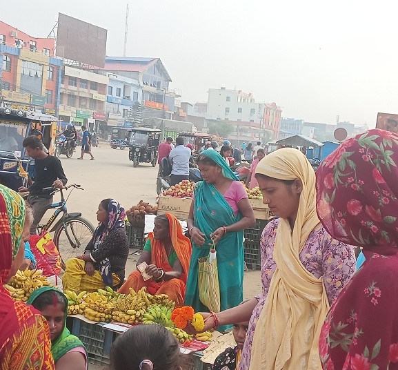 लहान बजारमा चाडपर्व विशेष किनमेल : फूल, मिठाई र फलफूल किन्नेको भिड