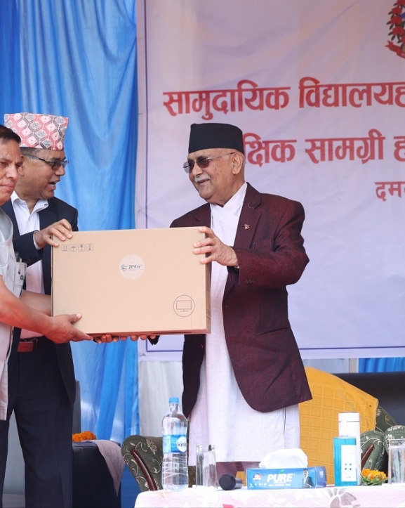 प्रधानमन्त्रीबाट तीन जिल्लाका सामुदायिक विद्यालयलाई कम्प्युटर वितरण