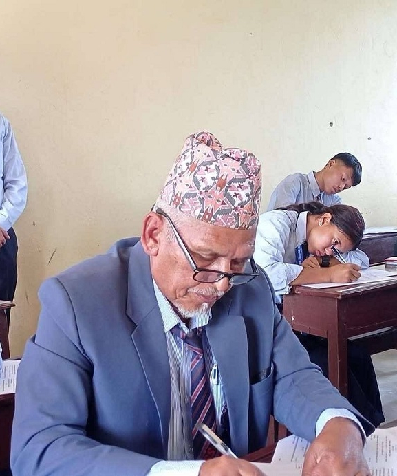 कक्षा १२ को परीक्षा दिँदै ६८ वर्षीय लालबहादुर