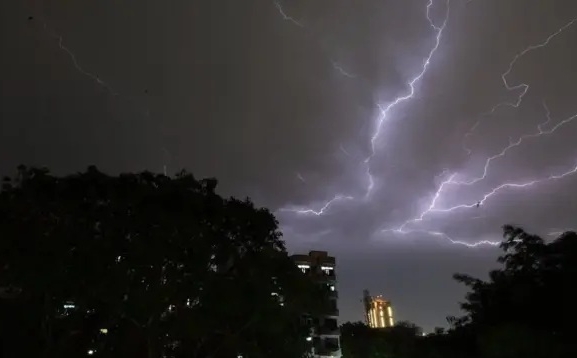 हावाहुरी र चट्याङको कहर