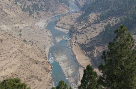 हिउँदमा पनि कर्णाली नदीबाट कटान रोकिएन