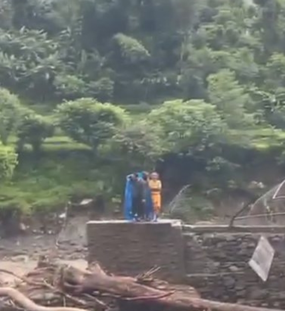 माता अन्नपूर्ण मन्दिरमा अलपत्र परेका तीन जनाको उद्धार