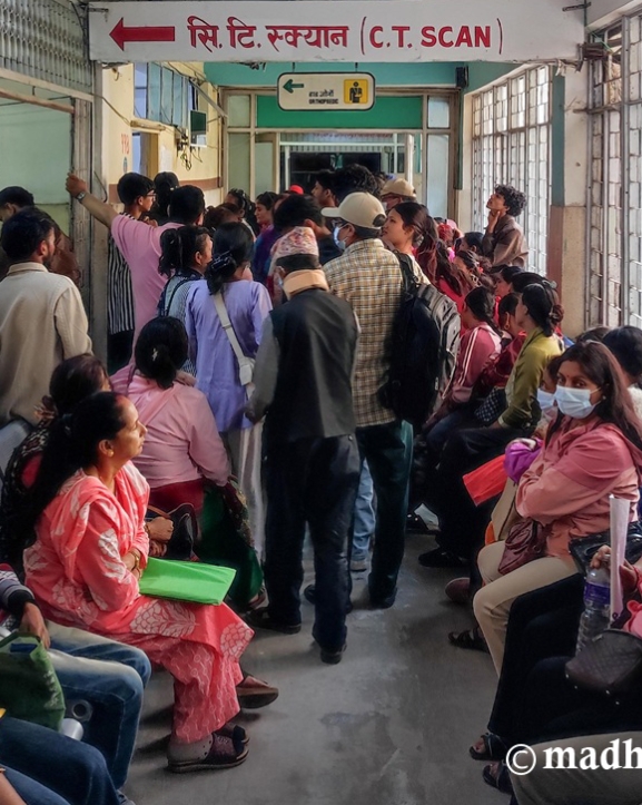 दुईदिने बिदाको असर : ओपिडीमा थेगिनसक्नु भिड, बिरामीको बिचल्ली (तस्बिरहरू)