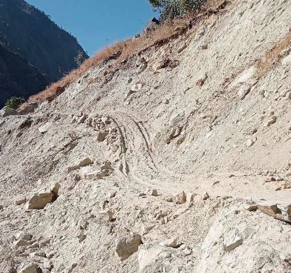 पहिरोले हुम्लाको खच्चा सडक अवरुद्ध