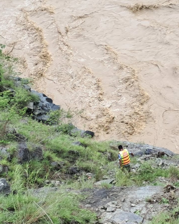 दैलेखमा गाडी कर्णाली नदीमा खस्यो, एक शव फेला