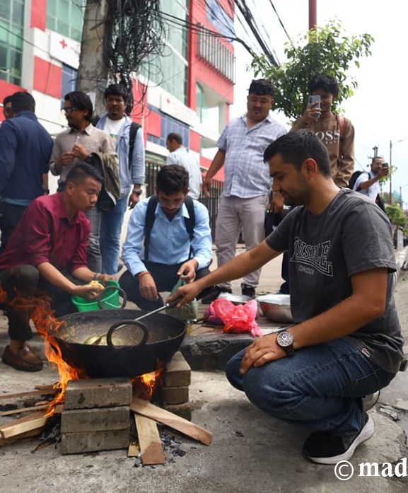 ग्यास अभावको विरोध : विद्यार्थीले सडकमै दाउरामा खाना पकाएर खाए (तस्बिरहरू)