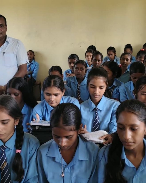 एउटै बेन्चमा ५ जनासम्म विद्यार्थी, पढाइ प्रभावित