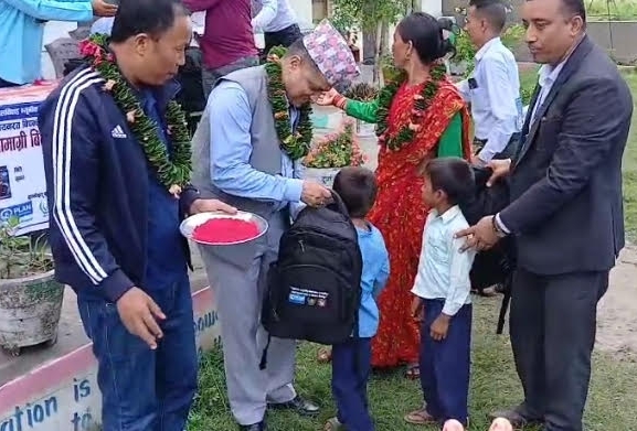 विद्यार्थीलाई स्टेस्नरीसहितको झोला वितरण