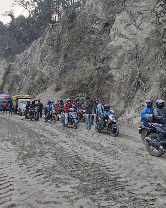 समयमा काम नहुँदा दाउन्ने सडकखण्डको यात्रा कष्ट पूर्ण