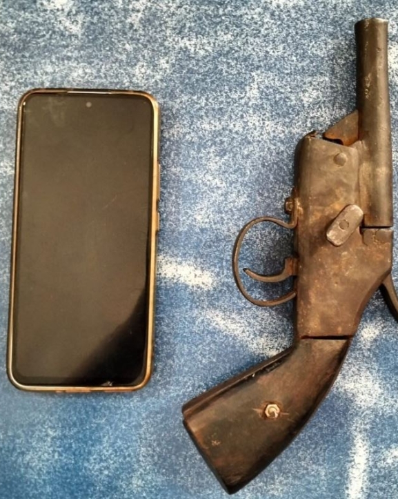हतियारसहित भारतीय युवक पक्राउ, लाखौंको अवैध सामान भन्सार बुझाइयो