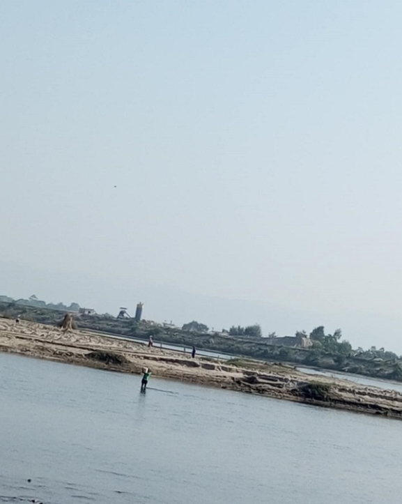 खेतमा नदी, नदीमा खरबुजा खेती