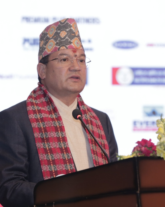 वन डढेलो नियन्त्रणका लागि अत्याधुनिक उपकरणको अभाव छः मन्त्री ठकुरी
