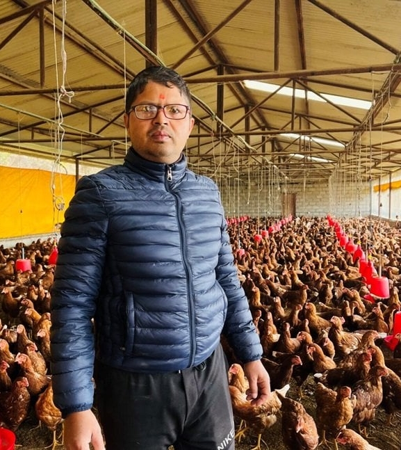 कुखुरा पालेर मासिक एक लाख पचास हजार बचत